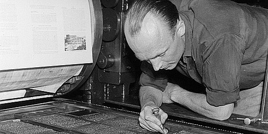 © Deutsche Fotothek, CC BY-SA 3.0 de La Libertà viene sorprendentemente sospesa il 31 dicembre 1925; nell’immagine simbolica, un compositore tipografico al lavoro.