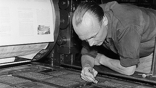 La Libertà wird mit 31. Dezember 1925 überraschend eingestellt, im Symbolbild ein Schriftsetzer bei der Arbeit.