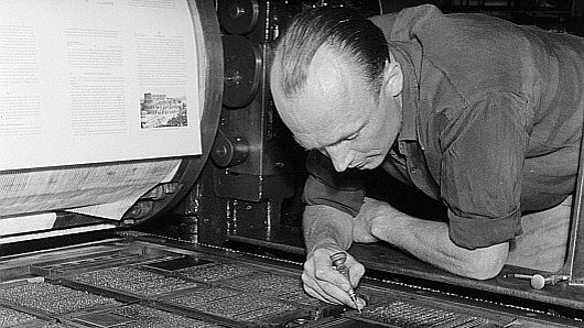 © Deutsche Fotothek, CC BY-SA 3.0 de La Libertà viene sorprendentemente sospesa il 31 dicembre 1925; nell’immagine simbolica, un compositore tipografico al lavoro.