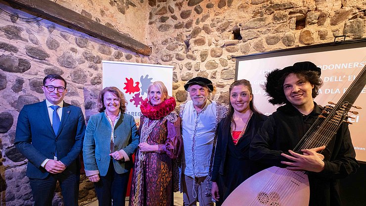 © LPA/Jacopo Coen Vor der Veranstaltung: (von links) Euregio-Vertreter Dominik Holzer, Landeshauptmannstellvertreterin Rosmarie Pamer, Buchautorin Sabina Mair, Illustrator Alessio Nalesini, Sängerin Giorgiana Pelliccia und Alessandro Baldessarini (Laute).