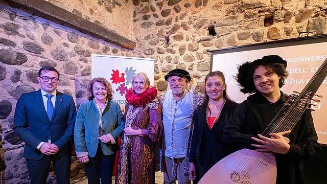 In attesa dell'evento: (da sinistra) in rappresentanza dell'Euregio Dominik Holzer, a Vicepresidente del Consiglio Provinciale Rosmarie Pamer, l'autrice Sabina Mair, l'illustratore Alessio Nalesini, la cantante Giorgiana Pelliccia e Alessandro Baldessarini (liuto). 
