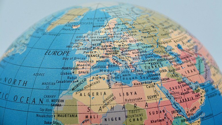 Das Bild zeigt den oberen Teil des Globus mit dem Schwerpunkt Europa. Länder wie Frankreich, Deutschland, Italien und das Vereinigte Königreich heben sich mit ihren Namen in schwarzen Blockbuchstaben auf farbigem Hintergrund ab.
