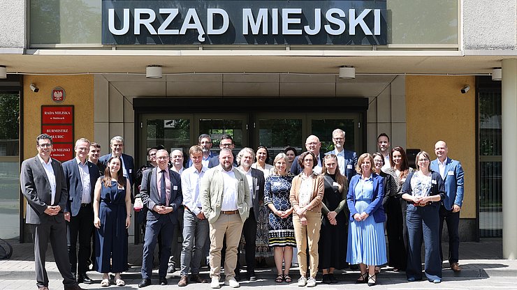 Foto di gruppo davanti al municipio di Słubice con i peers, gli organizzatori e i rappresentanti dell’Unione europea, dell’amministrazione comunale polacca e dei programmi Interreg polacchi e del Brandeburgo.