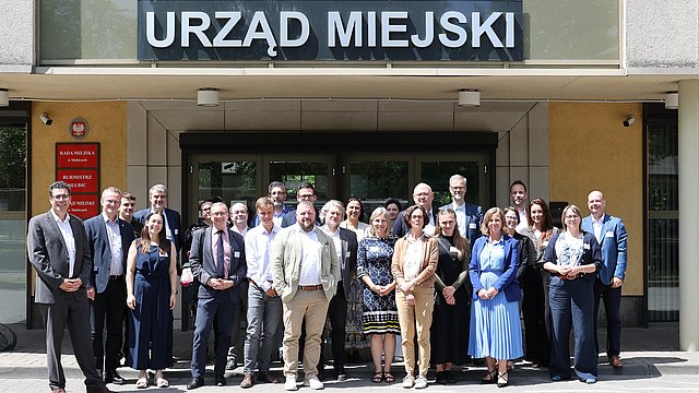 Foto di gruppo davanti al municipio di Słubice con i peers, gli organizzatori e i rappresentanti dell’Unione europea, dell’amministrazione comunale polacca e dei programmi Interreg polacchi e del Brandeburgo.