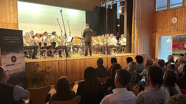 © Cooperativa per lo sviluppo regionale e la formazione La Brass Band Terra Raetica durante una delle sue esibizioni in Val Venosta. I musicisti intrattengono rapporti transfrontalieri e partecipano a iniziative comuni di formazione continua, finanziate dal Fondo Piccoli Progetti.