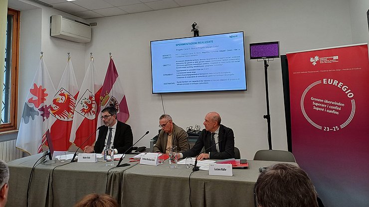 Al Martedì dell’Euregio si parla di nuove forme di abitare e di social housing: da sinistra Walter Viola (Dirigente Generale Umst resilienza abitativa, Provincia di Trento) e Andrea Nicolussi Golo (Magnifica Comunità Altipiani Cimbri) con il moderatore Luciano Malfer (FBK) 