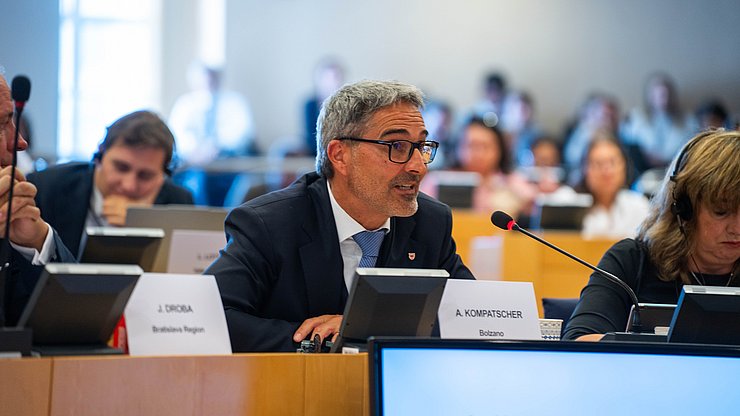 © LPA/Mirco Paradiso Die großen Herausforderungen werden dort konkret, wo Menschen leben, arbeiten und miteinander interagieren – in unseren Regionen, Gemeinden und besonders in den Grenzgebieten, sagte Landeshauptmann Arno Kompatscher bei der Konferenz EURegions4Cohesion in Brüssel.