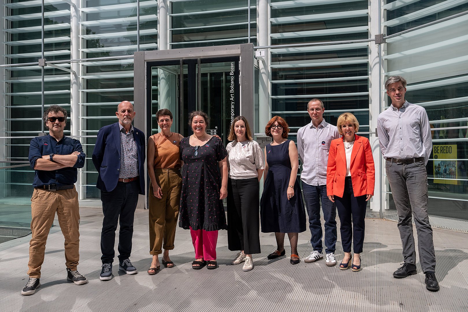 © Euregio/Armin Gluderer Die erweiterte Arbeitsgruppe "Euregio-Kids" bei der Abschlussveranstaltung von "Euregio-Kids" vor dem Museion in Bozen. Ganz rechts Museion-Direktor Bart van der Heide