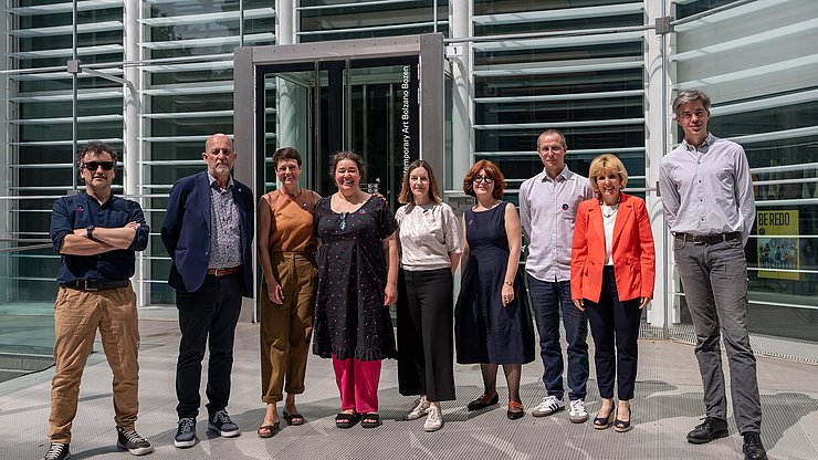 Euregio/Armin Gluderer Die erweiterte Arbeitsgruppe "Euregio-Kids" bei der Abschlussveranstaltung von "Euregio-Kids" vor dem Museion in Bozen. Ganz rechts Museion-Direktor Bart van der Heide