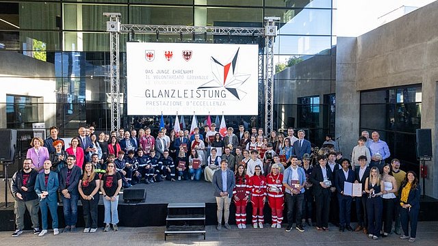 In totale, 21 persone, otto progetti e un progetto transfrontaliero dell'Euregio Tirolo-Alto Adige-Trentino sono stati premiati in occasione della cerimonia di consegna del premio “Prestazione d'eccellenza - il volontariato giovanile” a Bolzano.