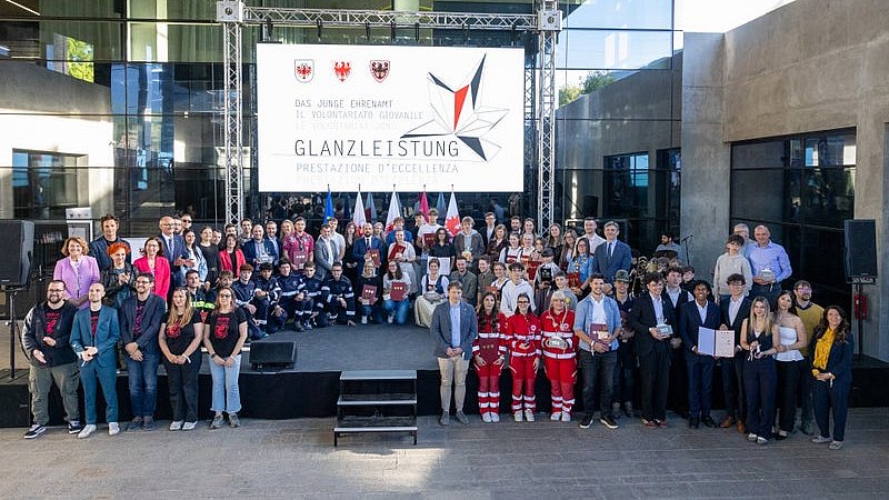 © USP/Bernhard Aichner In totale, 21 persone, otto progetti e un progetto transfrontaliero dell'Euregio Tirolo-Alto Adige-Trentino sono stati premiati in occasione della cerimonia di consegna del premio “Prestazione d'eccellenza - il volontariato giovanile” a Bolzano.