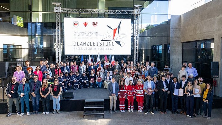 © USP/Bernhard Aichner La zerimonia de premiazion de chëst ann ie stata tl NOI Techpark de Bulsan. De ndut iel unì premià 21 persones singules, ot pruiec dl’Euregio Tirol-Südtirol-Trentin y un n pruiet sëura la sëides di raions singuli ora.