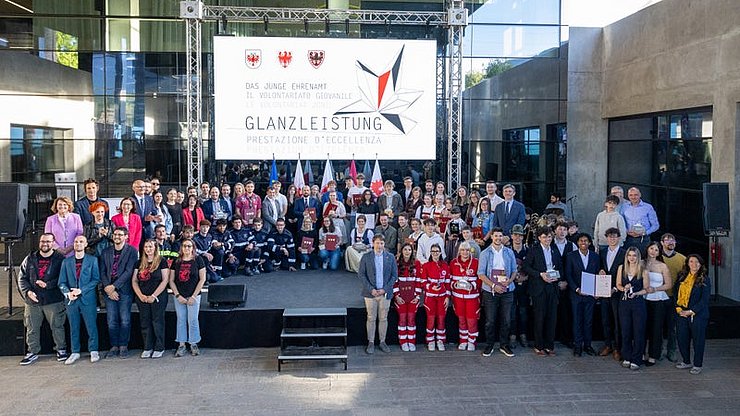USP/Bernhard Aichner In totale, 21 persone, otto progetti e un progetto transfrontaliero dell'Euregio Tirolo-Alto Adige-Trentino sono stati premiati in occasione della cerimonia di consegna del premio “Prestazione d'eccellenza - il volontariato giovanile” a Bolzano.