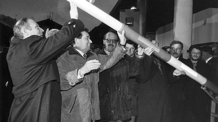 (von links) Luis Durnwalder und Wendelin Weingartner bei der Aufhebung des Grenzbalkens am Brenner im Jahr 1998