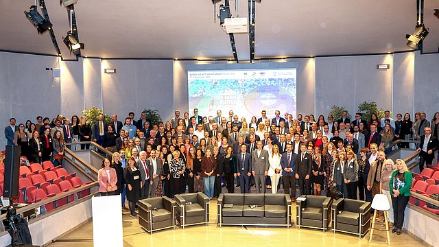 Foto di gruppo dell'incontro annuale della piattaforma transfrontaliera europea 2025 a Gorizia.