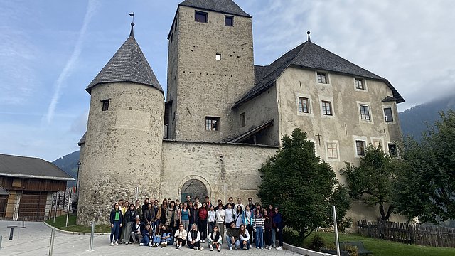© Euregio Foto di gruppo dei giovani dell'Euregio davanti al Museo ladino Ciastel de Tor a San Martino in Badia