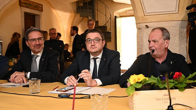© Nicola Eccher - Archivio Ufficio stampa PAT Ad Avio la celebrazione del 50° anniversario del Secondo Statuto di Autonomia per la costituzione della “ Carta delle Autonomie” (da destra Roberto Calderoli, Maurizio Fugatti, Arno Kompatscher)