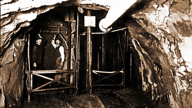 Bis in die 1950er Jahre gab es in Bad Häring das einzige Kohlebergwerk im Bundesland Tirol, heute erinnert ein Museum an diese Zeit