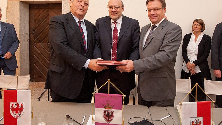 Gründung EVTZ 2011 - (von links) LH Luis Durnwalder, LH Lorenzo Dellai und LH Günther Platter