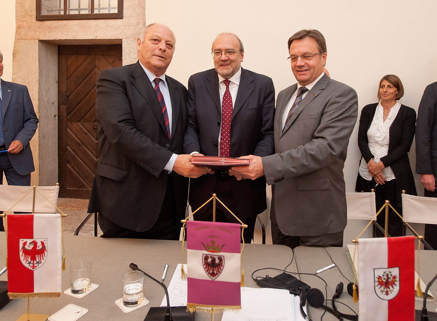 © Ufficio stampa Trentino Gründung EVTZ 2011 - (von links) LH Luis Durnwalder, LH Lorenzo Dellai und LH Günther Platter