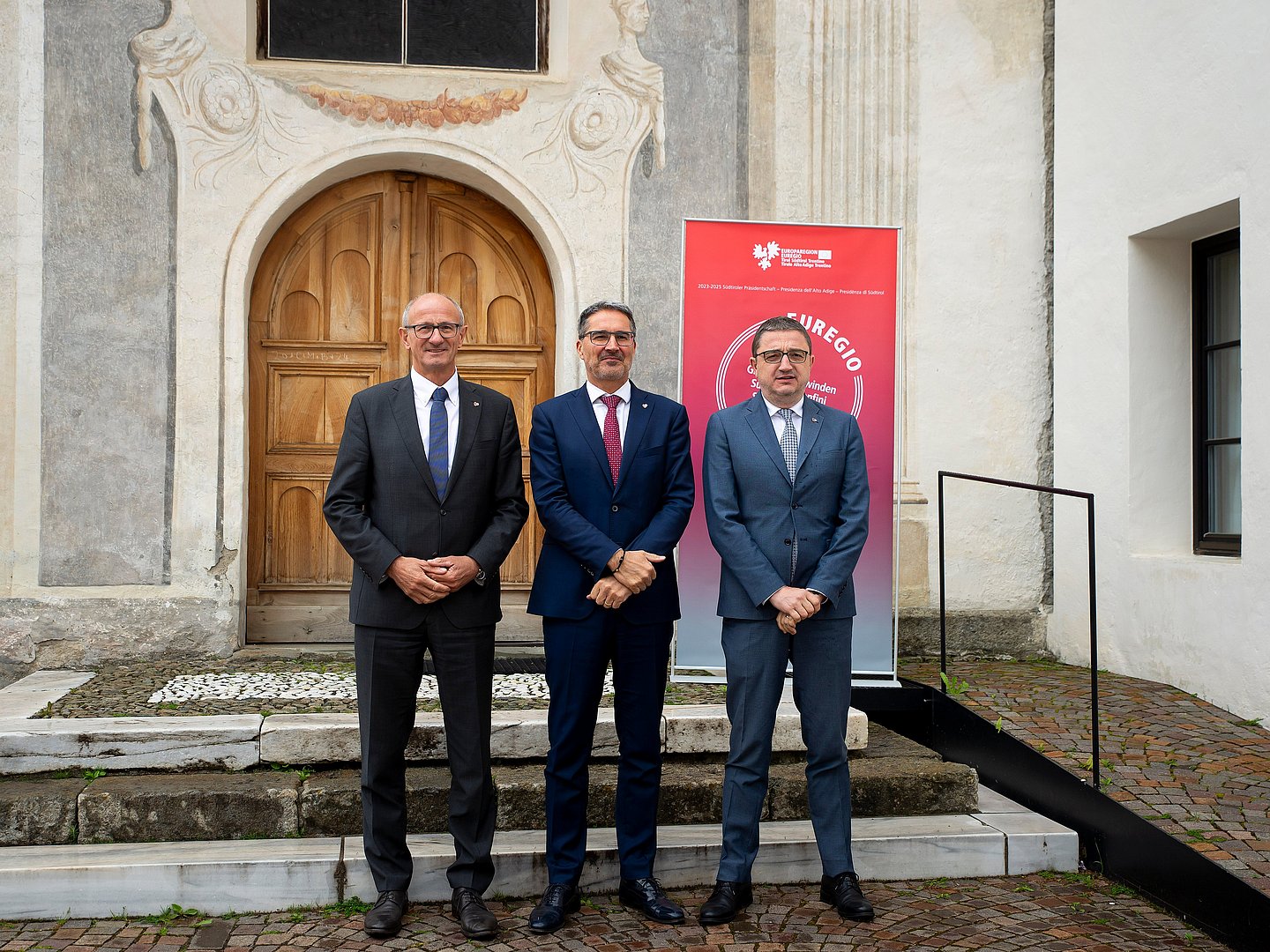 © Fabio Brucculeri (von links) LH Anton Mattle, LH Arno Kompatscher und LH Maurizio Fugatti bei der Euregio-Vorstandssitzung auf Kloster Marienberg im Jahr 2024