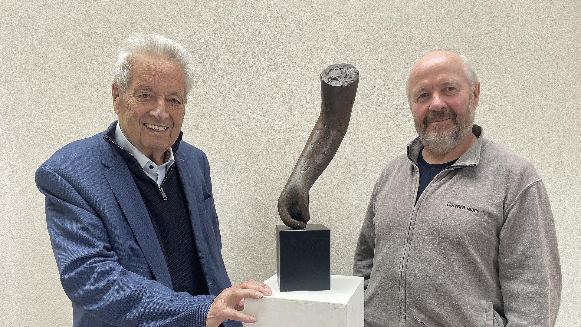 Da sinistra) Il fondatore del Premio Euregio per la cultura del costruito, l'ex presidente del Tirolo Wendelin Weingartner con il premio, una scultura dell'artista Lois Anvidalfarei 