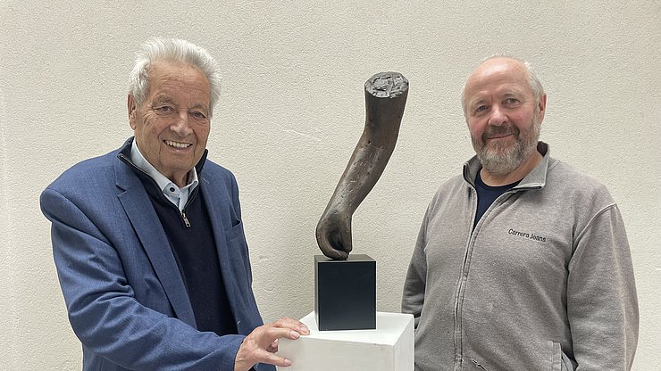 Da sinistra) Il fondatore del Premio Euregio per la cultura del costruito, l'ex presidente del Tirolo Wendelin Weingartner con il premio, una scultura dell'artista Lois Anvidalfarei 