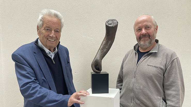 (von links) Euregio-Baukulturpreis-Stifter, Tiroler Landeshauptmann a. D. Wendelin Weingartner mit dem Preis, einer Skulptur des Künstlers Lois Anvidalfarei