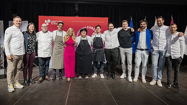© USP/Bernhard Aichner I protagonisti die "Euregio in tavola": (da sinistra) Patrick Jageregger, Madlen Hackl, Stefano Goller, Matteo Delvai, Karin Gschnitzer, Tina Marcelli, Michael Ploner, Philipp Stohner, Clemens Gesser, Luca Zotti, Roland Hanny, Stephan Zippl. Non presenti nella foto la cuoca Giulia Segna e il cuoco Peter Fankhauser.