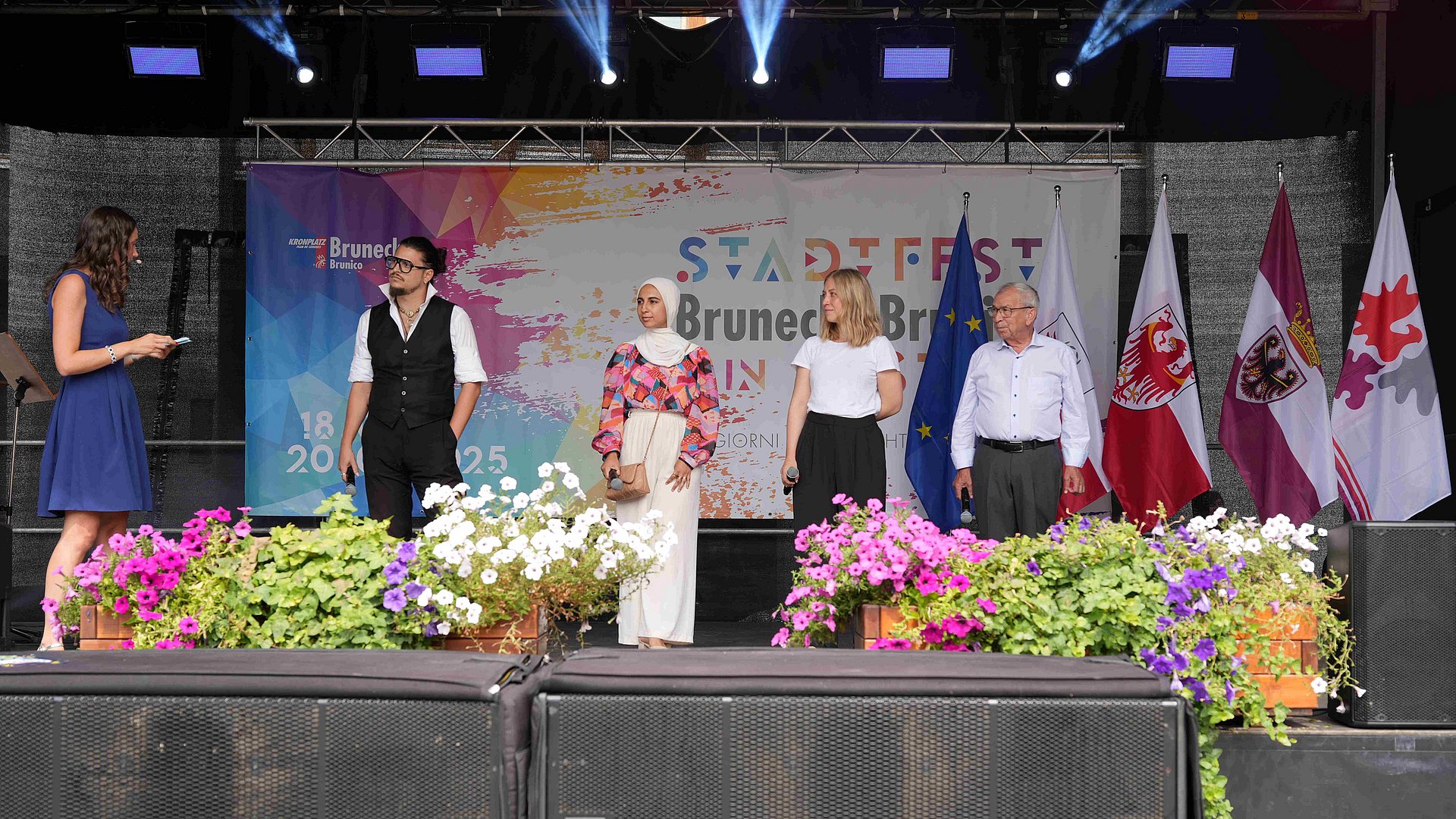 Euregio-Dialog mit (v. l.) Moderatorin Nicole Abler, den drei Jugendlichen der Clubs Alpbach aus Südtirol, Simon Mariacher, dem Trentino, Assia Brahimi und aus Tirol, Celina Moser sowie dem Vertreter der Erwachsenenwelt Josef Urthaler 