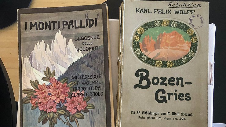 Arpejun de Karl Felix Wolff: Ël ne se á nia ma dé jö cun les liëndes dles Dolomites, mo al êl ince jornalist. 