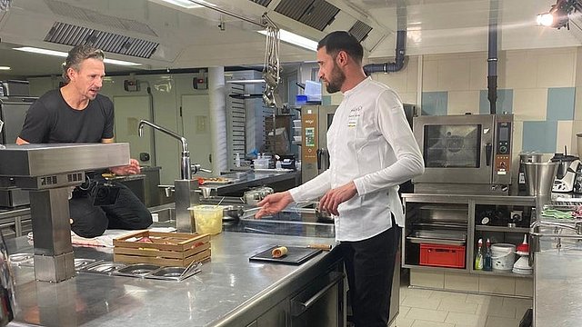 © Euregio Roland Hanny cucina per "Euregio in tavola": come co-fondatore della piattaforma "A gmahnte Wiesn", si impegna per la visibilità dei prodotti regionali.