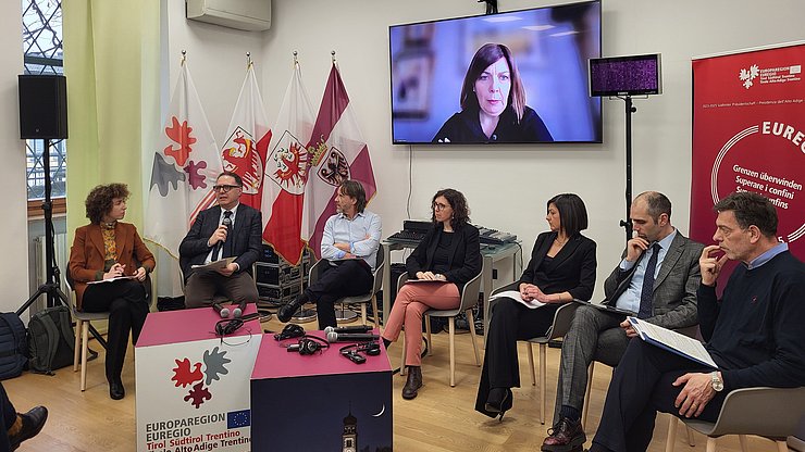 Runder Tisch: Vertretende von Schulen, Berufsbildung, Arbeit und Universitäten erörterten die Möglichkeiten, Jugendliche bei ihrer Orientierung auf dem Bildungs- und Berufsweg zu unterstützen. 