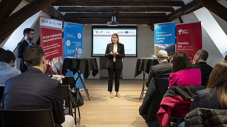 Martha Gärber, Direktorin der Abteilung Europa und der Verwaltungsbehörde des Interreg-Programms Italien–Österreich, sieht im Kompetenzmonitor ein „„wesentliches Orientierungsinstrument für die grenzüberschreitende Zusammenarbeit im Interreg-Programm“.