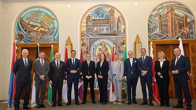 © Juliet Astafan/Ufficio stampa PAT Unter dem Vorsitz des Trentiner Landeshauptmanns, Maurizio Fugatti (Fünfter von links), nahmen unter anderem der Landeshauptmann von Vorarlberg, Markus Wallner (Vierter von links), Landeshauptmann Arno Kompatscher (Dritter von rechts), der stellvertretende Landeshauptmann des Landes Tirol, Josef Geisler (rechts), der Unterstaatssekretär für internationale und europäische Beziehungen der Region Lombardei, Raffaele Cattaneo (Dritter von links), die Leiterin der Abteilung für europäische und internationale Angelegenheiten der Bayerischen Staatskanzlei, Tina Dangl (Mitte), sowie die Generalsekretärin der Alpenkonvention, Alenka Smerkolj (Zweite von rechts), an der Konferenz teil.