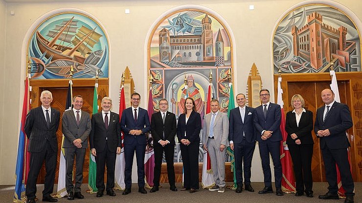 © Juliet Astafan/Ufficio stampa PAT Unter dem Vorsitz des Trentiner Landeshauptmanns, Maurizio Fugatti (Fünfter von links), nahmen unter anderem der Landeshauptmann von Vorarlberg, Markus Wallner (Vierter von links), Landeshauptmann Arno Kompatscher (Dritter von rechts), der stellvertretende Landeshauptmann des Landes Tirol, Josef Geisler (rechts), der Unterstaatssekretär für internationale und europäische Beziehungen der Region Lombardei, Raffaele Cattaneo (Dritter von links), die Leiterin der Abteilung für europäische und internationale Angelegenheiten der Bayerischen Staatskanzlei, Tina Dangl (Mitte), sowie die Generalsekretärin der Alpenkonvention, Alenka Smerkolj (Zweite von rechts), an der Konferenz teil.