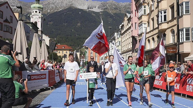 © Werner Gächter Der Einzug der Kinder und Jugendlichen beim EuregioSprintChampion in der Innsbrucker Innenstadt
