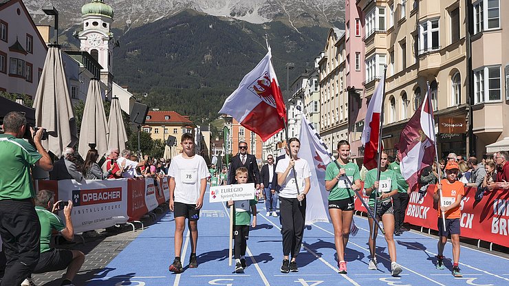 Werner Gächter Der Einzug der Kinder und Jugendlichen beim EuregioSprintChampion in der Innsbrucker Innenstadt