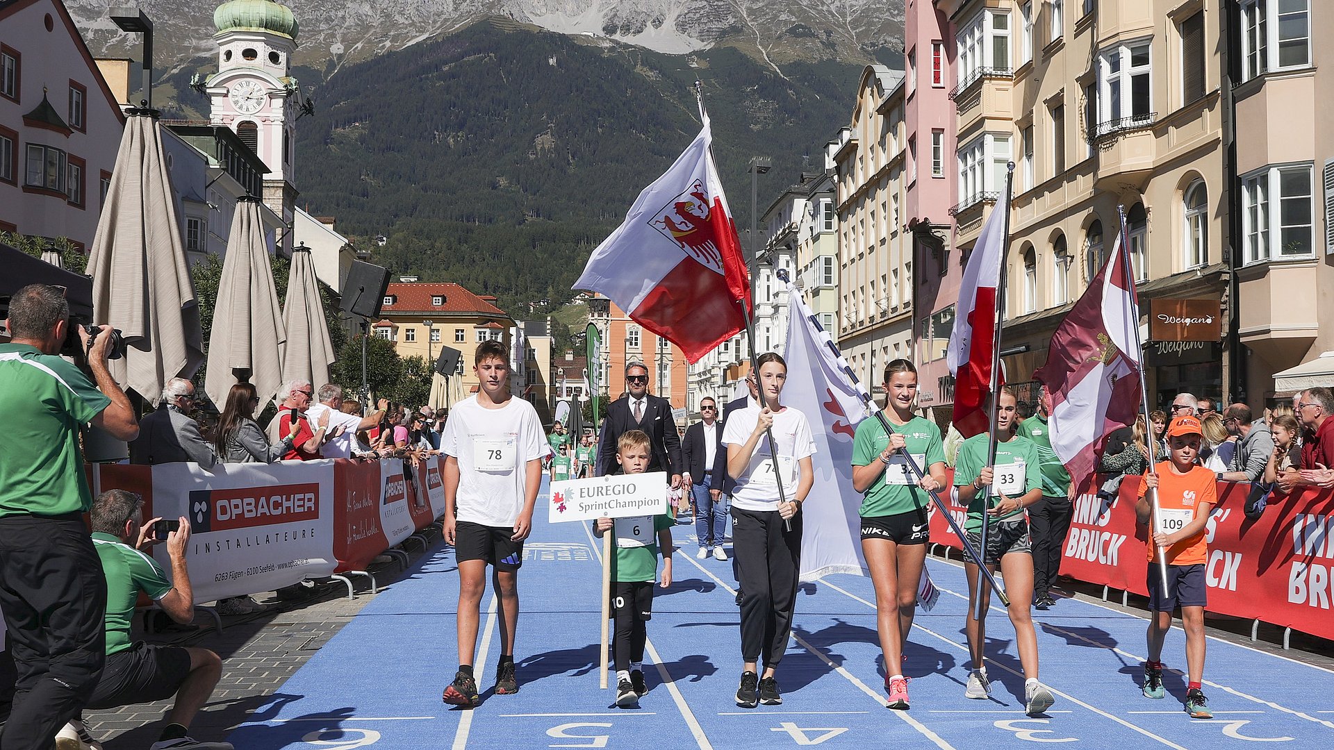 L’ingresso dei giovani sportivi all’EuregioSprintChampion nel centro di Innsbruck