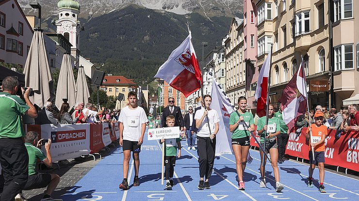 L’ingresso dei giovani sportivi all’EuregioSprintChampion nel centro di Innsbruck