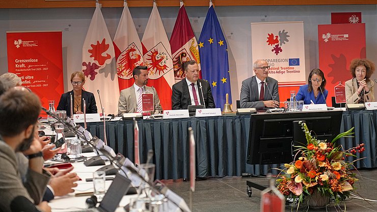 Sitzung des Euregio-Rats der Gemeinden mit (von links) Judith Nothdurfter (Mitglied Euregio-Generalsekretariat), Dominik Oberstaller (Präsident Gemeindenverband Südtirol), Karl-Josef Schubert (Präsident Euregio-Rat der Gemeinden und Gemeindeverband Tirol), Mariavittoria Mottes (Vizepräsident Gemeindenverband Trentino), Elisa Bertò (Mitglied Euregio-Generalsekretariat) 