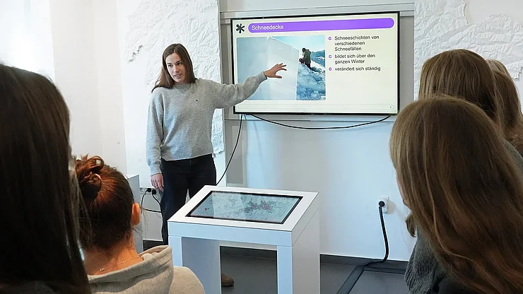 © Land Tirol/Pölzl In den 90-minütigen Workshops erklären die Expert:innen des Lawinenwarndiensts des Landes Tirol die verschiedenen Arten von Lawinen, ihre Merkmale und das richtige Verhalten bei Gefahr.