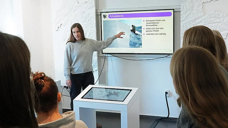 © Land Tirol/Pölzl In den 90-minütigen Workshops erklärten die ExpertInnen des Lawinenwarndiensts des Landes Tirol die verschiedenen Arten von Lawinen, ihre Merkmale und das richtige Verhalten bei Gefahr.