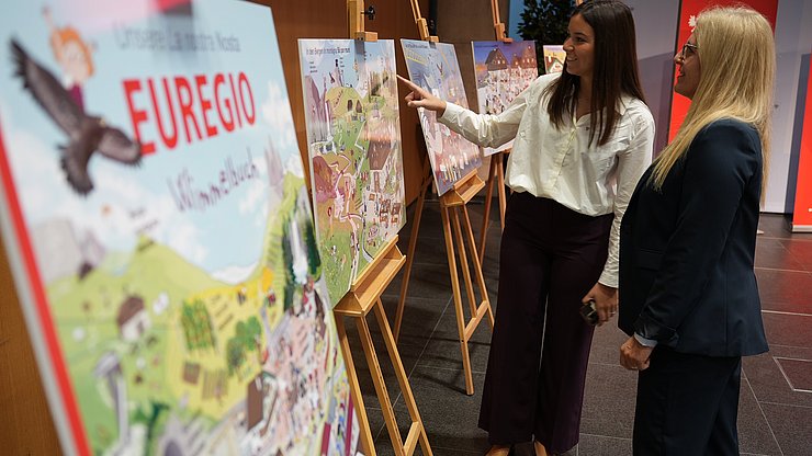 © Euregio/Guido Steinegger Il libro illustrato è stato presentato per la prima volta il 26 settembre a Innsbruck, nell’ambito delle riunioni della giunta e dell’assemblea dell’Euregio, con l’ausilio di pannelli illustrativi (nella foto).