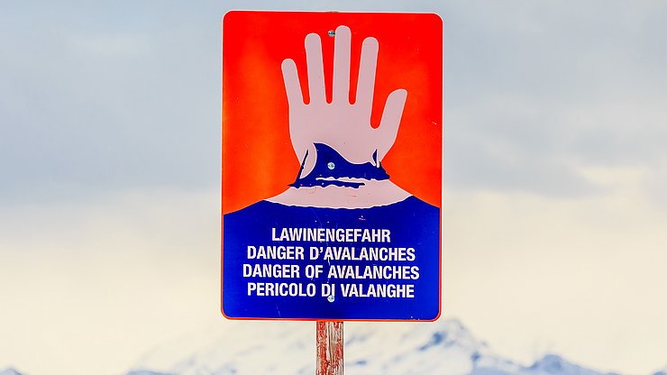 Stoppschild wegen Lawinengefahr. 