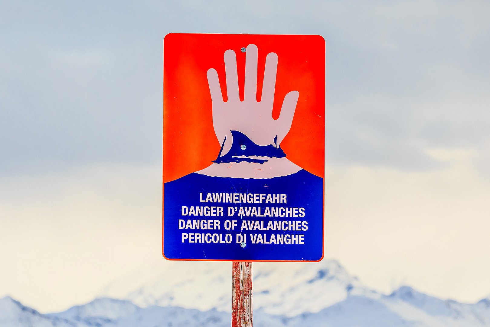© Land Tirol Stoppschild wegen Lawinengefahr.