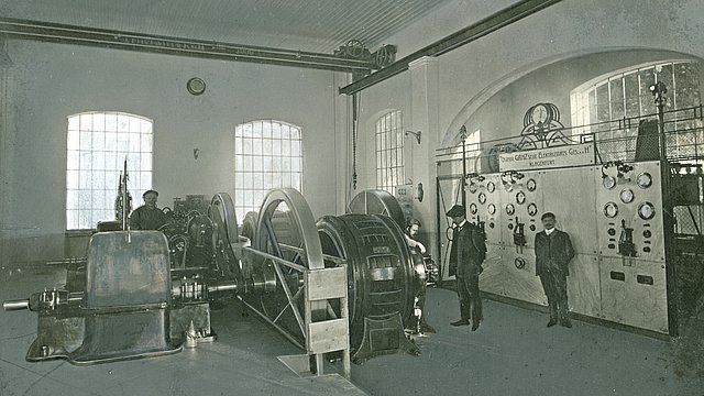 © Fotograf: Unbekannt; Sammlung Stadtgemeinde Lienz, Archiv Museum Schloss Bruck – TAP Im Elektrizitätswerk der Stadt Lienz am Debantbach, um 1910