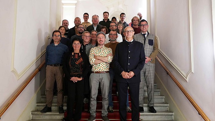 © LandTirol/DanijelJovanovic Gruppenfoto mit Euregio-Präsident, Tirols Landeshauptmann Anton Mattle und den Fotografinnen und Fotografen des Euregio-Kalenders 2026.