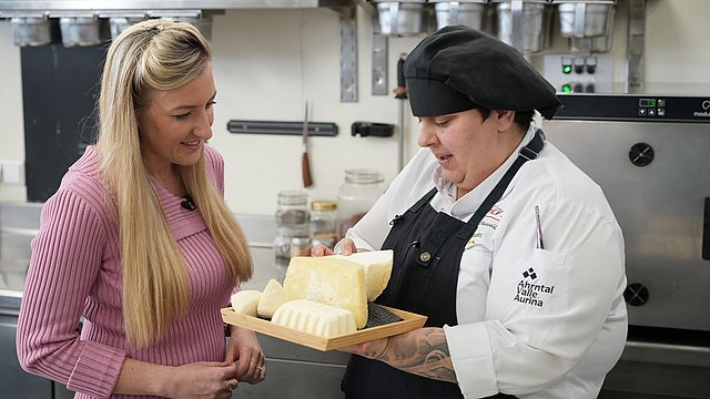 Tina Marcelli (a sinistra nella foto) presenta il protagonista di questa puntata alla moderatrice Karin Gschnitzer: il formaggio grigio della Valle Aurina