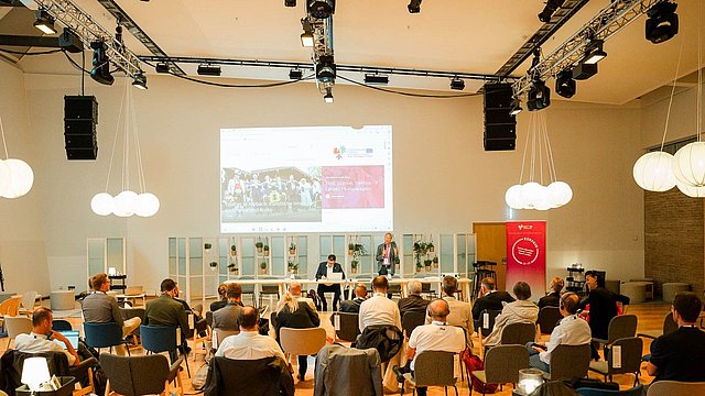 © EFA/Mandl Lavori in aula: basandosi sull'“AI Act” dell'Unione europea, l'EuregioLab ha esaminato strategie e proposte di progetti comuni nell'Euregio.
